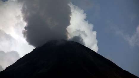 Un-Volcán-Activo-Humo-Bilioso-Y-Ceniza-2