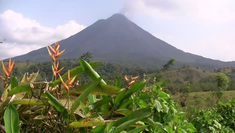 Schwenk-über-Einen-Aktiven-Vulkan-In-Costa-Rica