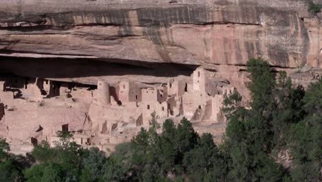 Zoomen-Sie-Aus-Alten-Indianischen-Wohnhäusern-In-Mesa-Verde-Colorado-Heraus-Color