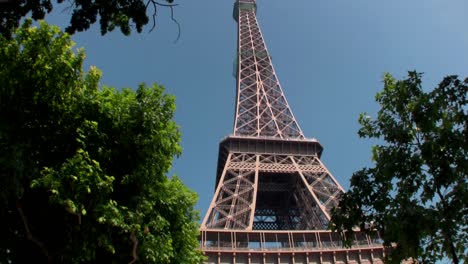 Handheld-tilt-up-to-Eiffel-Tower-parís
