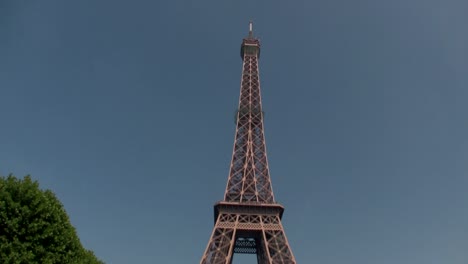 Handheld-tilt-up-to-Eiffel-Tower-parís-1