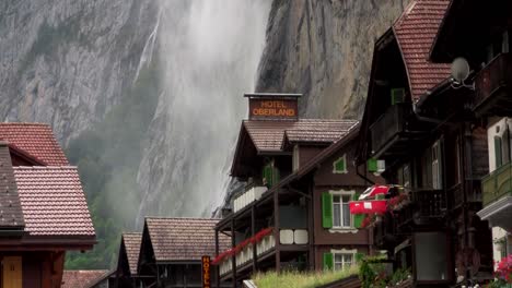 Lauterbrunnen-Suiza-Con-Cascada-Detrás-De-La-Ciudad