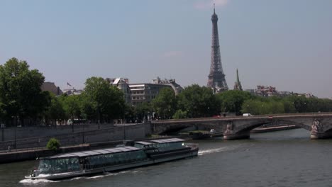 Die-Seine-Und-Der-Eiffelturm-Mit-Flussschiffen-In-Paris-Frankreich