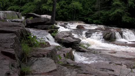 Ein-Wasserfall-Fließt-Durch-Den-Wald-In-New-Hampshire
