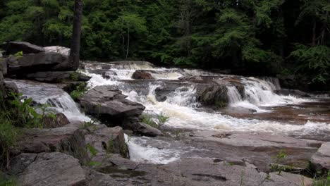 Ein-Wasserfall-Fließt-Durch-Den-Wald-In-New-Hampshire-1