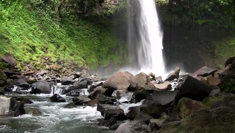 Hermosa-Cascada-Cerca-De-Fortuna-Costa-Rica-1