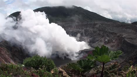 The-Poas-volcano-in-Costa-Rica-smokes-and-steams-1