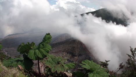 Disparo-De-Mano-Del-Volcán-Poas-En-Costa-Rica-Fuma-Y-Vaporiza