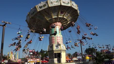 Un-Carrusel-Gira-Con-Jinetes-Contra-El-Cielo-1