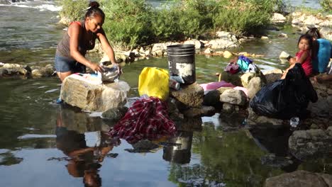 Frauen-Waschen-Kleidung-In-Einem-Fluss-In-Einem-Drittweltland