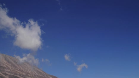Blauer-Himmelsschwenk-Zum-Kilimandscharo