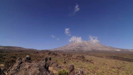 Weitwinkelaufnahme-Des-Kilimanjaro-Mit-Trekker,-Der-In-Den-Rahmen-Geht