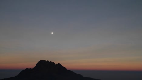Mond-über-Felsvorsprung-Bei-Sonnenuntergang