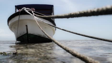 Close-up-of-mooring-lines-for-boat-with-boat