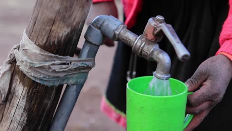 Dorfbewohner,-Der-Eine-Tasse-Wasser-Bekommt