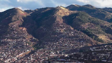 Cusco-Stadt-In-Den-Hügeln-Schwenk-über-Die-Stadt