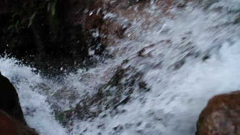 Blick-Auf-Den-Wasserfall,-Während-Das-Wasser-über-Den-Rand-Rauscht