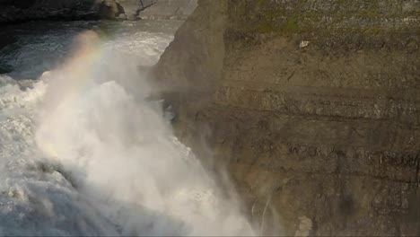 Regenbogen-über-Dem-Tosenden-Wasserfall