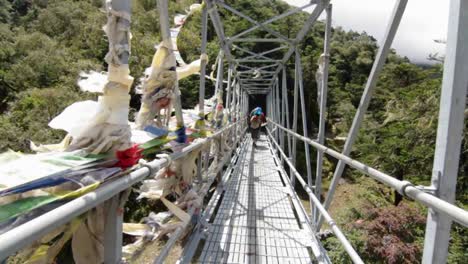 Passing-porters-on-the-bridge