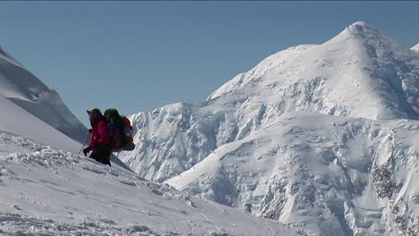 Bergsteiger-Mit-Gipfel-Im-Hintergrund