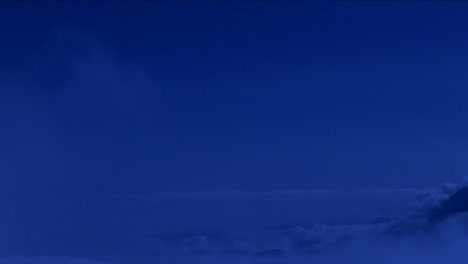 Vista-De-Las-Nubes-En-Luz-Azul