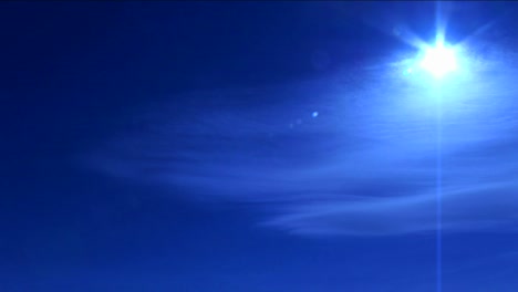 Sonne-Scheint-über-Wolken-In-Blauem-Licht