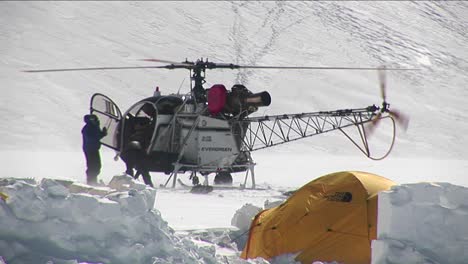 Helikopter-Auf-Dem-Gletscher