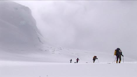 Climbers-ascending-with-snow-coming-down
