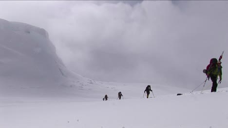Climbers-ascending-in-deep-snow