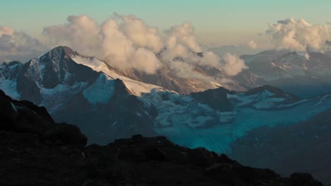 Sol-Y-Nubes-Moviéndose-Sobre-Las-Montañas-Del-Cáucaso