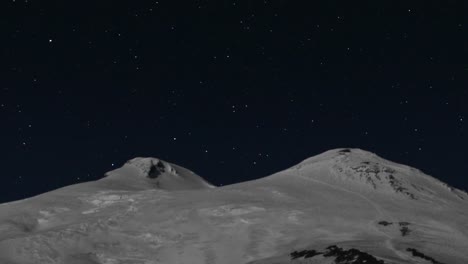 Meteor-shower-over-Mount-Elbrus