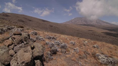 Kilimanjaro-Wolken-über-Felsen-Vorne