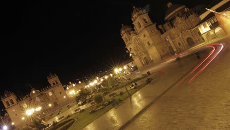 Plaza-De-Armas-En-La-Noche-En-Cusco-Autos-Pasando