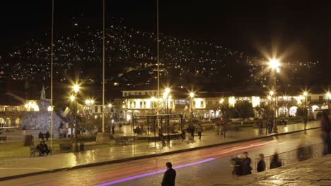 Plaza-De-Armas-Mit-Vorbeifahrenden-Menschen-Und-Autos