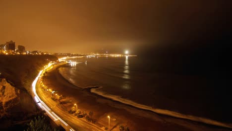 Lima-Küste-Wird-Nachts-Von-Autos-Beleuchtet