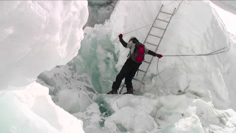Pan-from-crevasse-to-Sherpa-holding-ropes