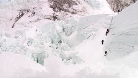 Climbers-on-large-ladder-at-top-of-icefall