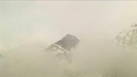 Zoom-Auf-Everest-Durch-Die-Wolken