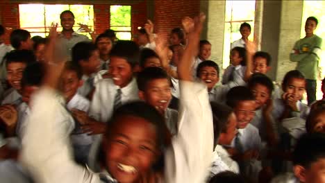 Jubelnde-Nepalesische-Schulkinder