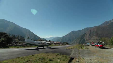 Helikopter-Neben-Der-Landebahn-Bei-Lukla-Flugzeug-Hebt-Ab