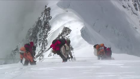 Sherpas-Und-Kletterer-Bei-Starkem-Wind