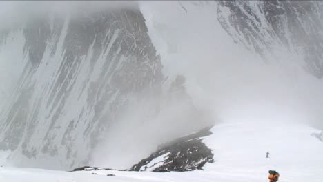 Kletterer-Klettert-Durch-Schnee-Und-Nebel