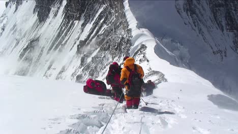 Climbers-stuck-and-turning-back-in-high-winds