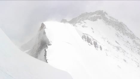 Blowing-snow-on-a-ridge