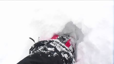 Pov-De-Escalador-Caminando-Por-La-Nieve-Profunda