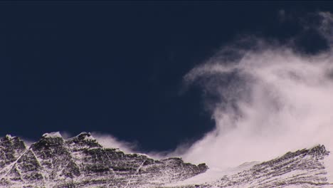 Wind-Rollt-Vom-Everest-Gipfel-Ab,-Große-Schneefahne
