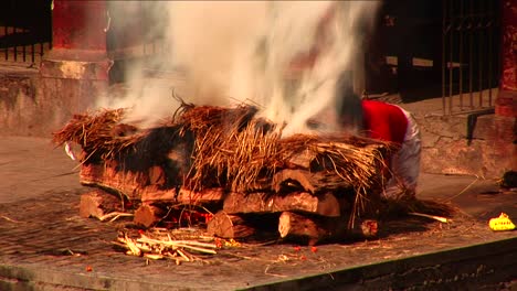 Hombre-Avivando-Gran-Fuego-Ceremonial