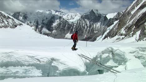 Kletterer-überquert-Große-Gletscherspalte-über-Lager-Eins