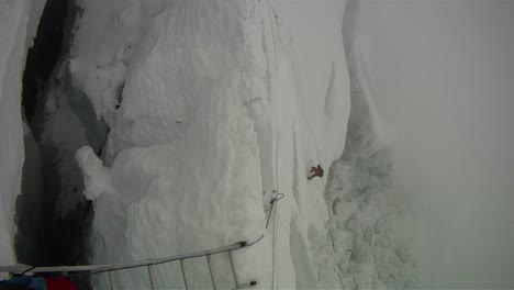 Sherpa-Cruzando-Escalera-Diagonal