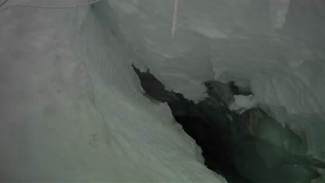 Pov-Der-Leiter-über-Die-Gletscherspalte
